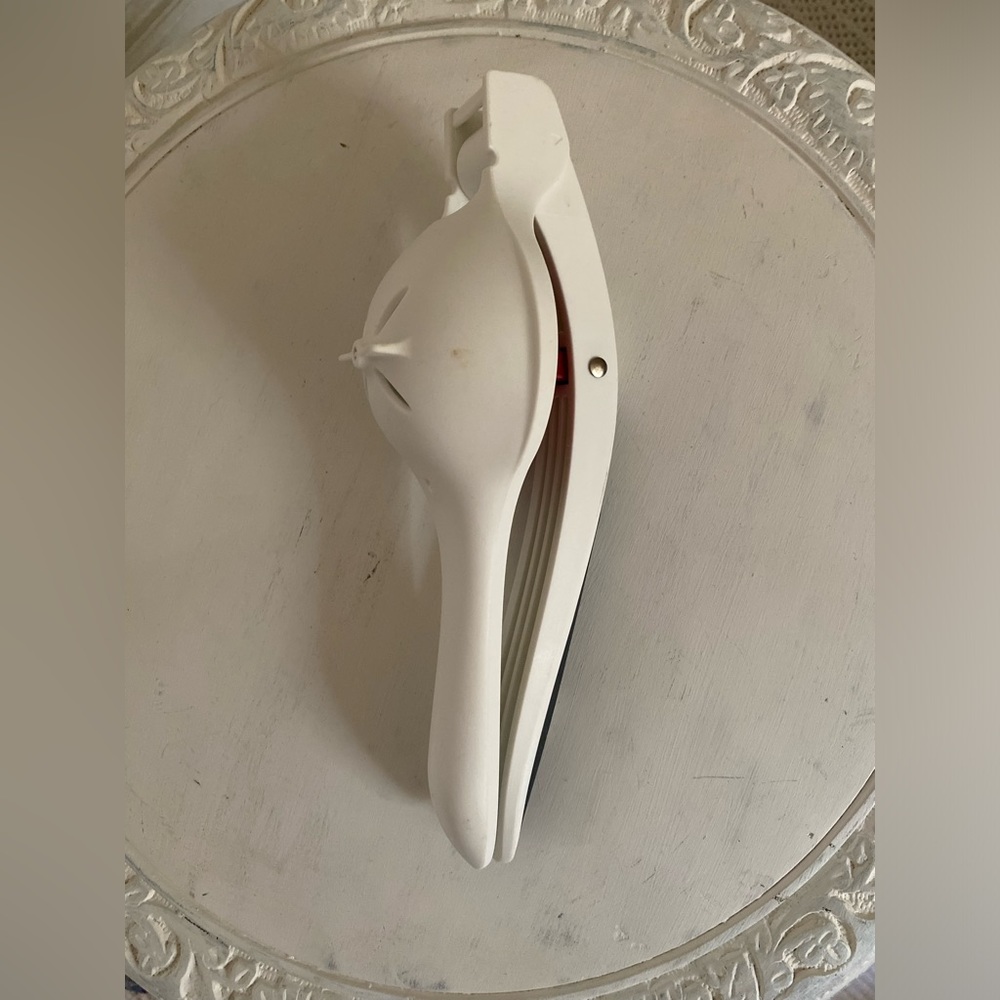 Zyliss Easy Squeeze Citrus Press WHITE & RED - Picture 6 of 8